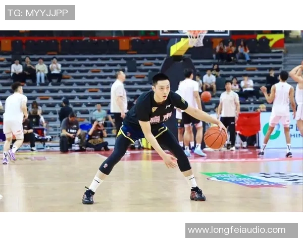 胡明轩率队再掀青春风暴展现中国篮球新生代无畏精神